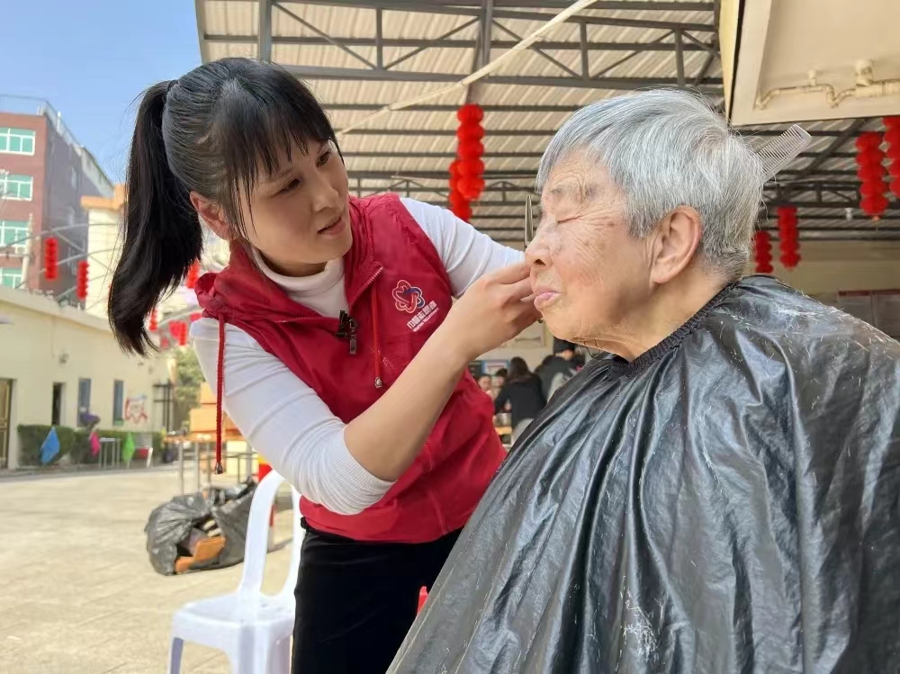 薛鳳萍為老人理發(fā)。 福清市委文明辦供圖.jpg